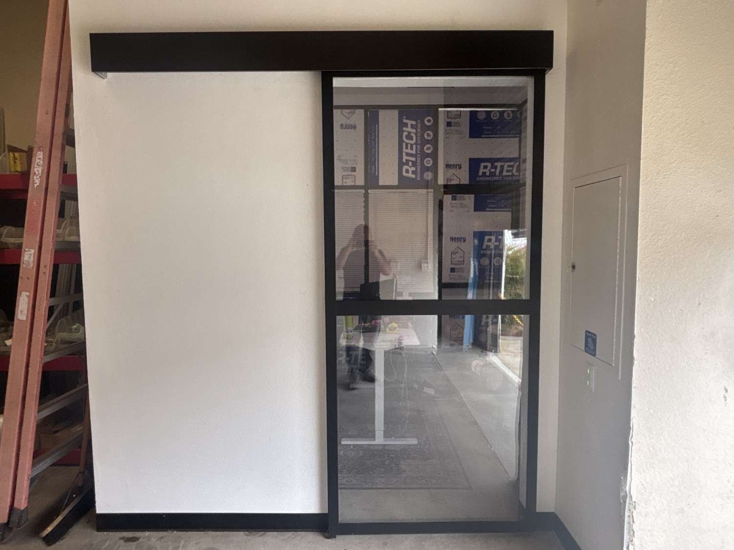 Single barndoor closed