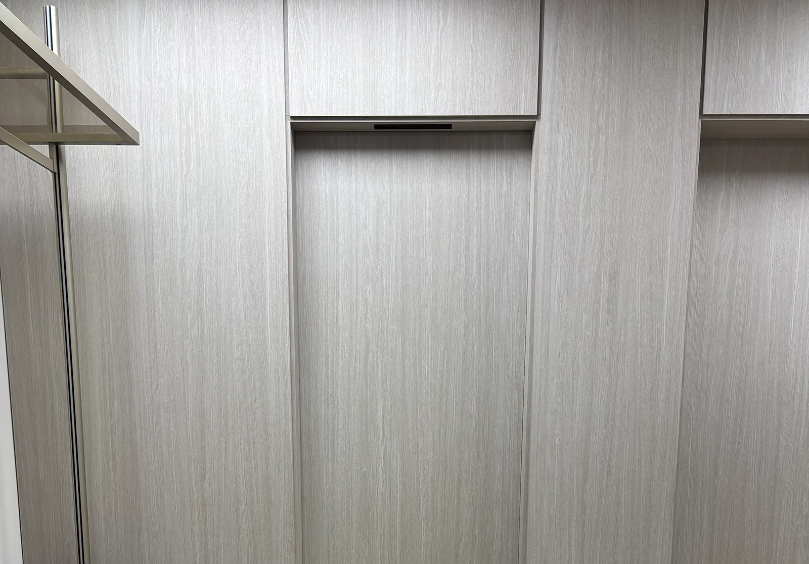 An automated sliding door